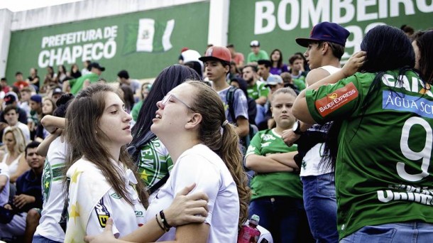 Aficionados del Chapecoense se reúnen en el estadio Arena Condá tras la tragedia. EFE