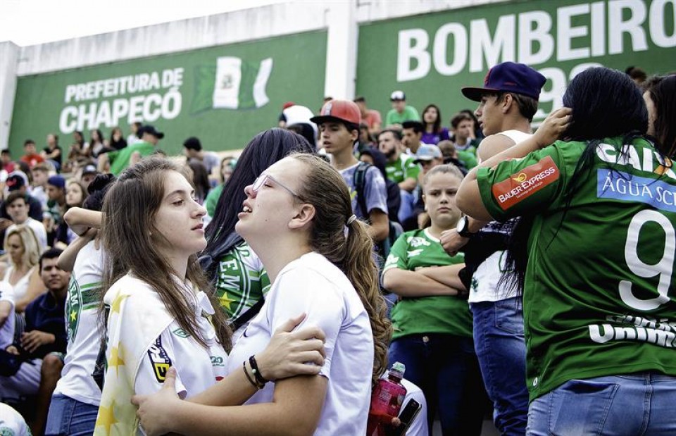 Aficionados del Chapecoense se reúnen en el estadio Arena Condá tras la tragedia. EFE