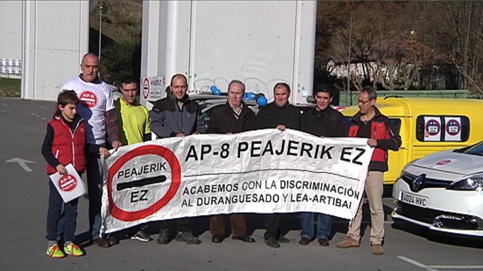 Imagen de archivo de una de las protestas de la plataforma AP-8 Peajerik Ez. EiTB
