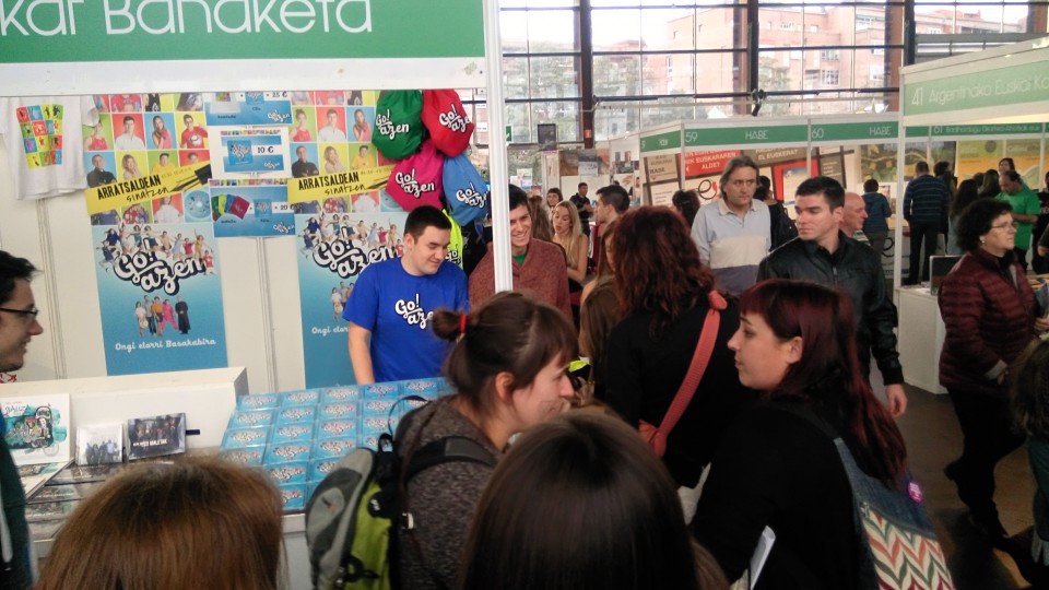 Argazkia: 'Go!azen! telesaileko aktoreak Durangoko Azokan.