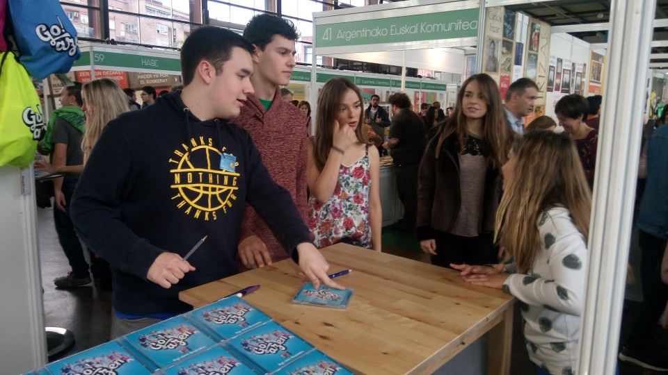 Argazkia: 'Go!azen! telesaileko aktoreak Durangoko Azokan.