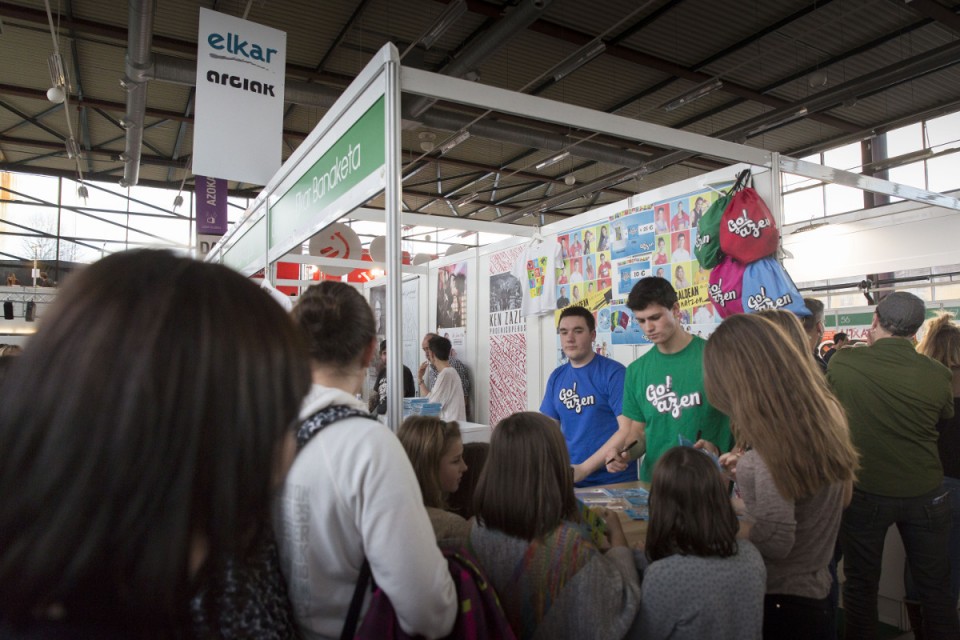 Argazkia: 'Go!azen! telesaileko aktoreak Durangoko Azokan.