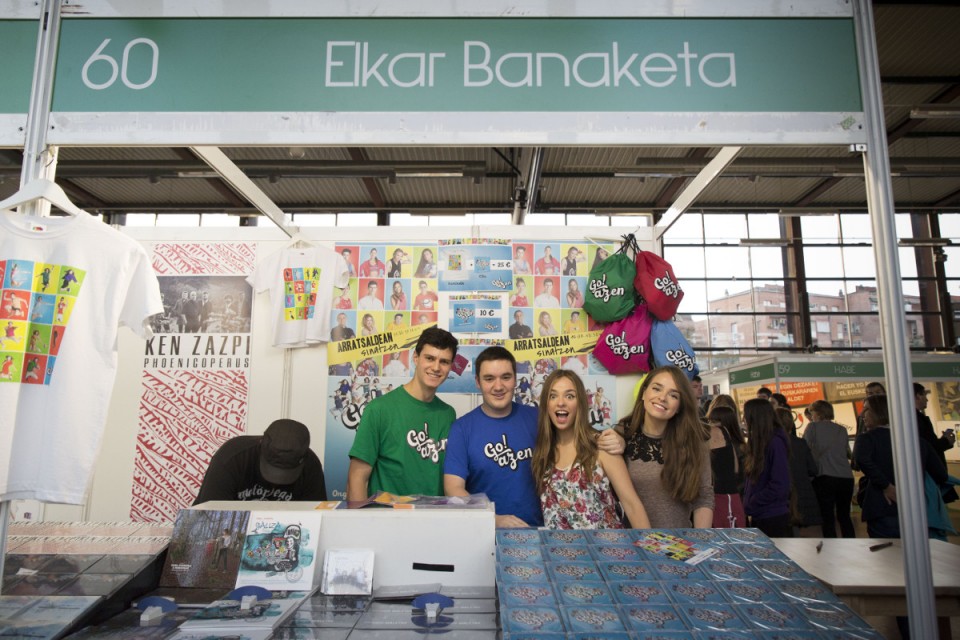 Argazkia: 'Go!azen! telesaileko aktoreak Durangoko Azokan.