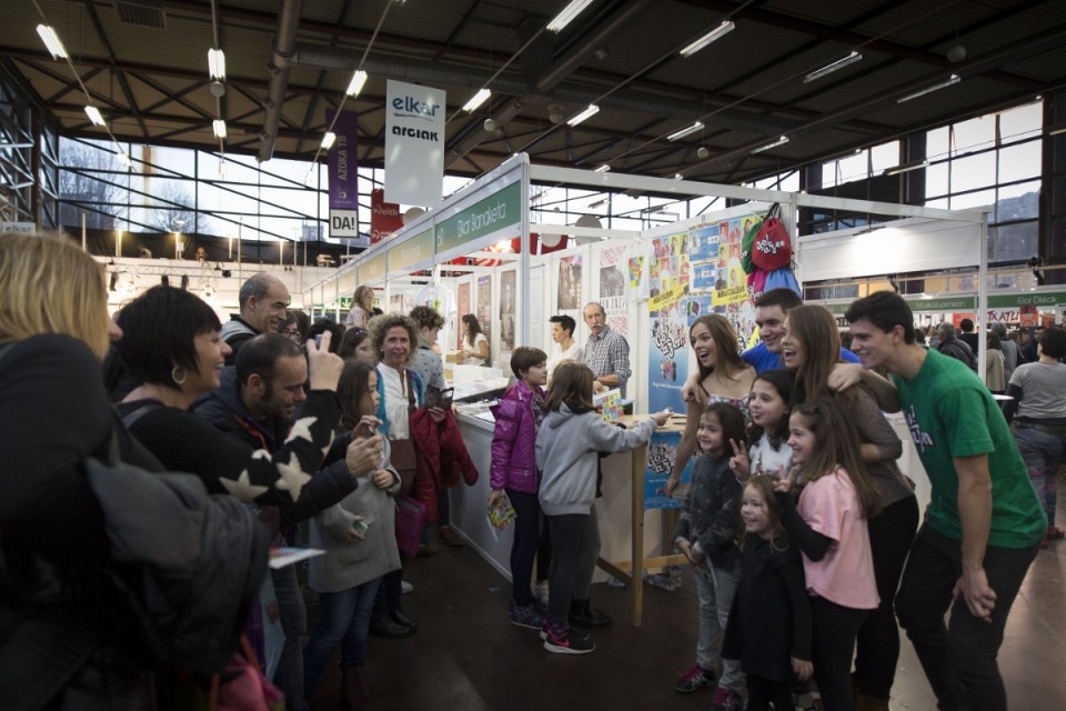 Argazkia: 'Go!azen! telesaileko aktoreak Durangoko Azokan.