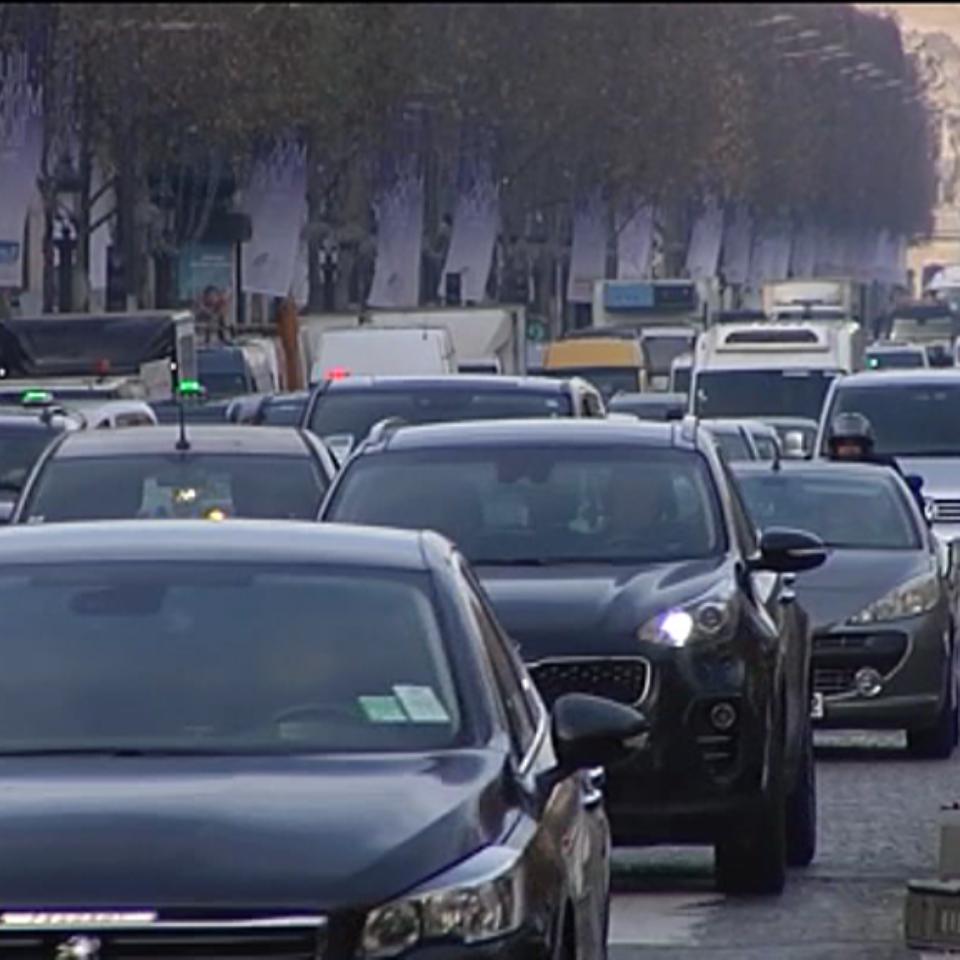 Grande concentración de coches en las calles de París