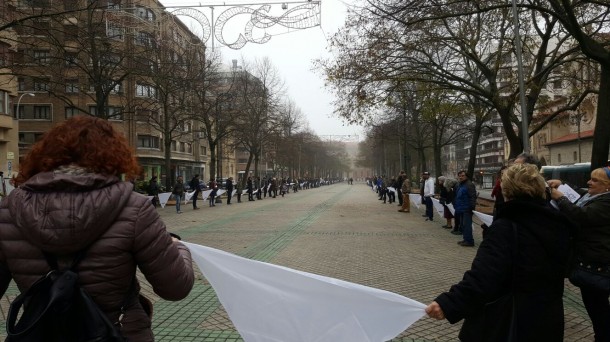 Etxerat ha convocado una cadena humana en Pamplona. Foto: EiTB