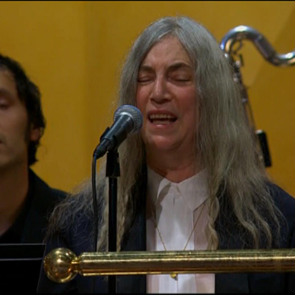 A una emocionada Patti Smith se le olvida la letra del tema de Dylan