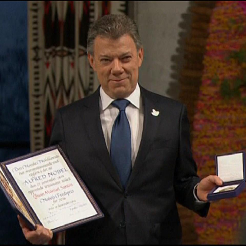 Juan Manuel Santos Bakearen Nobel saria jasotzeko unean. Argazkia: EFE