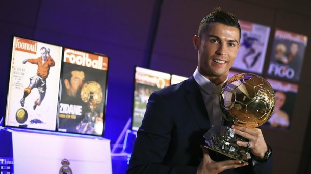 Cristiano Ronaldo posa con el Balón de Oro de 2016 / France Football.