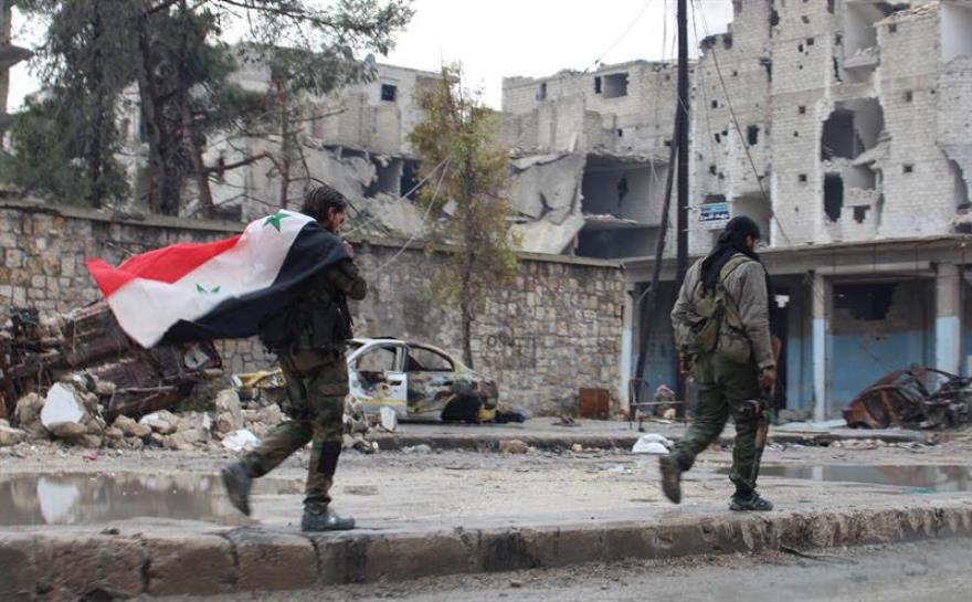 Dos soldados sirios, en Alepo. Foto: EFE