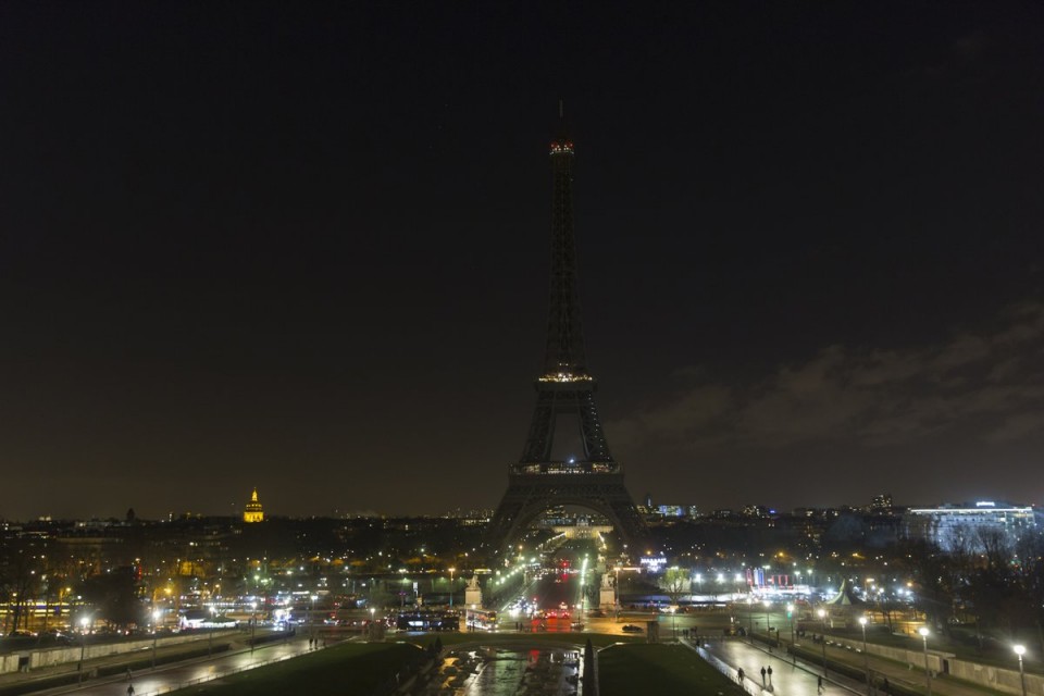 Eiffel dorreak normalki gauez izaten duen itxura.