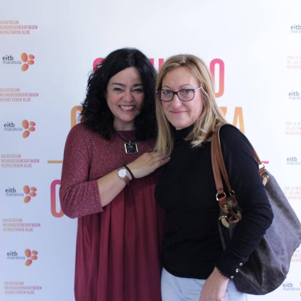 Gurutze Beitia y la presidenta de la Asociación Alzheimer. Foto: EiTB.
