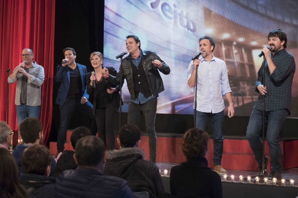 ETBko aurkezleak, kantuan. Argazkia: EiTB