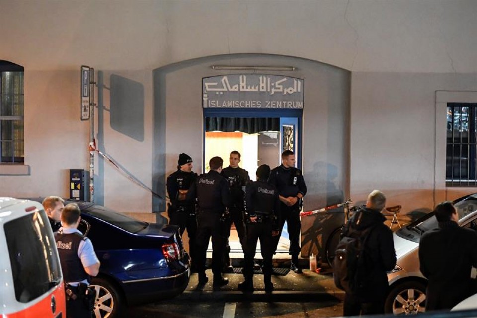 Varios policías hacen guardia frente al centro islámico. Foto: EFE