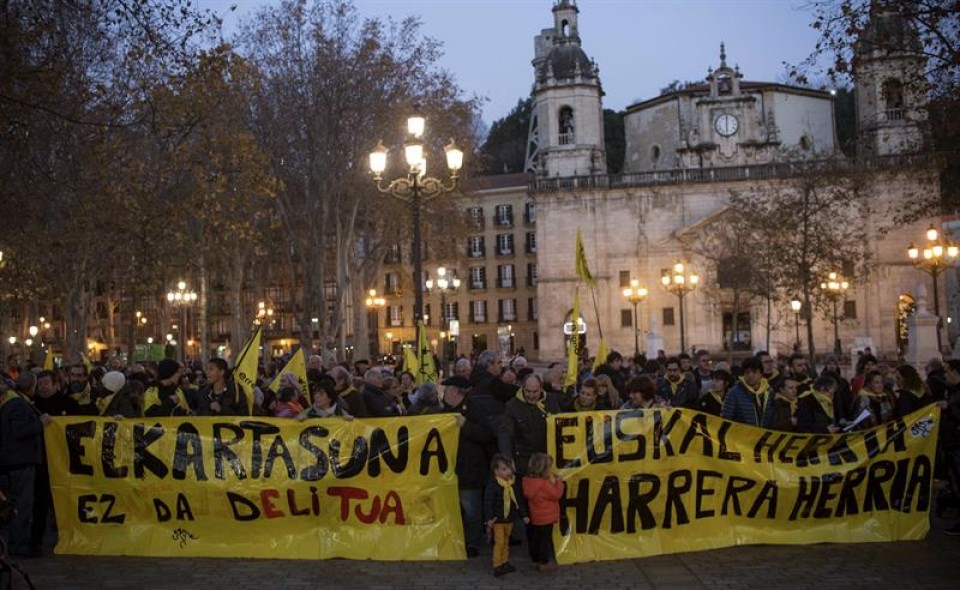 Cientos de personas participan en la concentración de Bilbao en apoyo de los dos activistas vascos. Foto: EFE