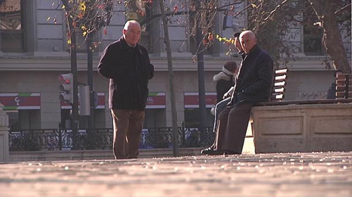 Dos hombres conversan y descansan en El Arenal bilbaíno