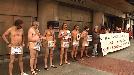 Protestan desnudos contra los recortes del Gobierno Vasco