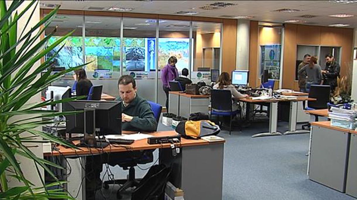Funcionarias y funcionarios en una oficina, en imagen de archivo
