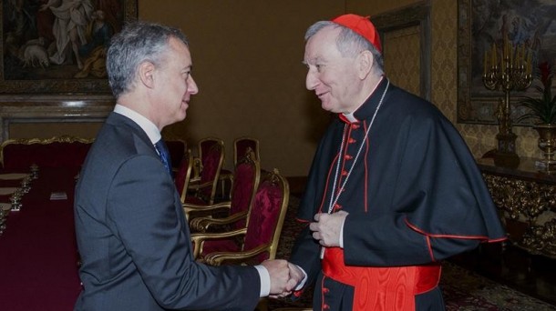 Iñigo Urkullu Pietro Parolin kardinalarekin 2017an, Erroman. 