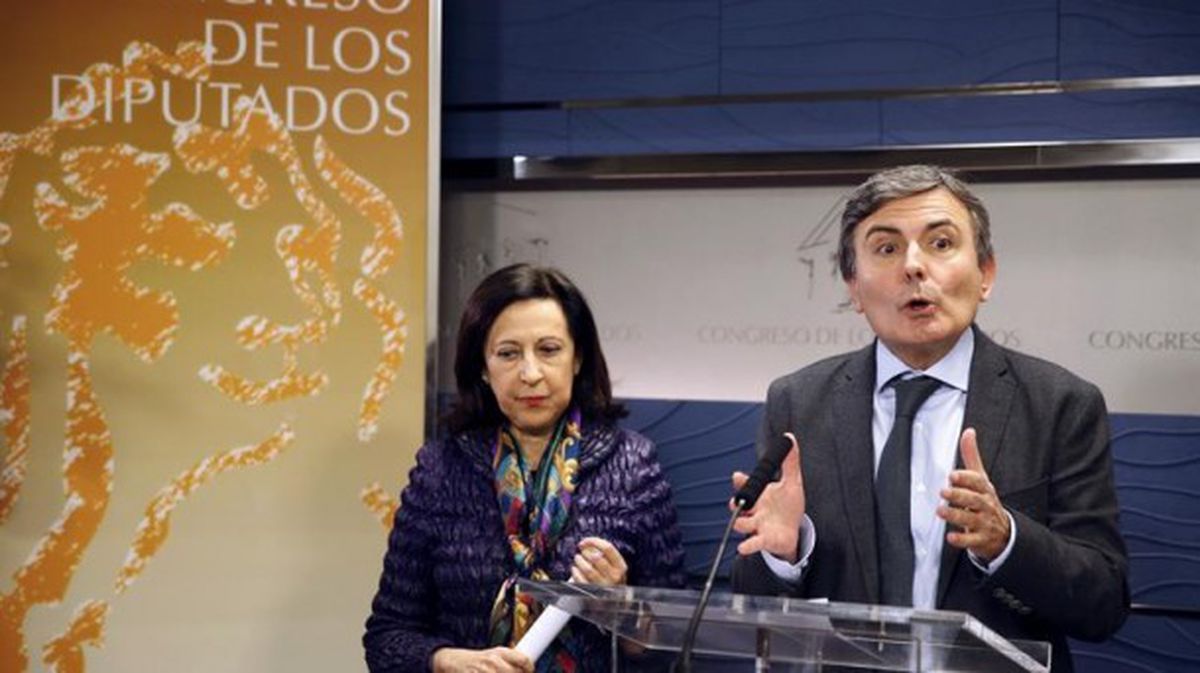 Los socialistas Pedro Saura y Margarita Robles han informado sobre el acuerdo ante la prensa. EFE. 
