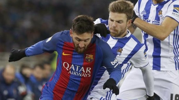 Messi e Illarramendi pugnando por un balón. Foto: EFE