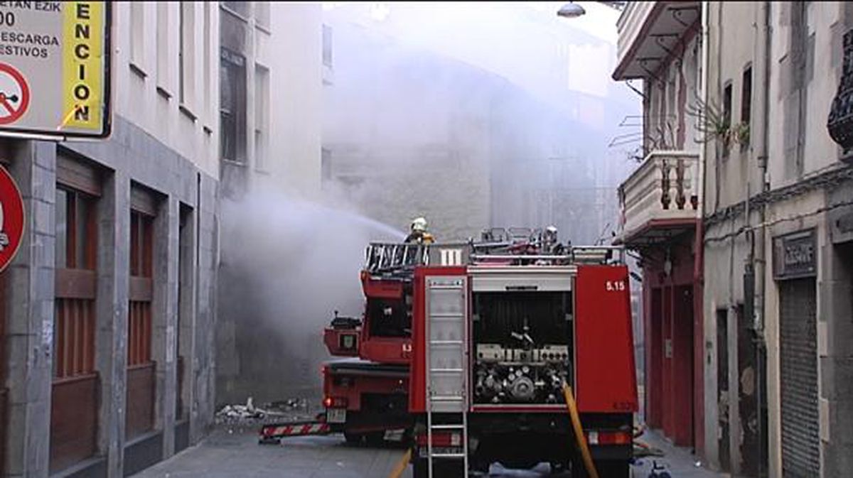 Bomberos trabajan en la extinción del incendio. Foto: EiTB