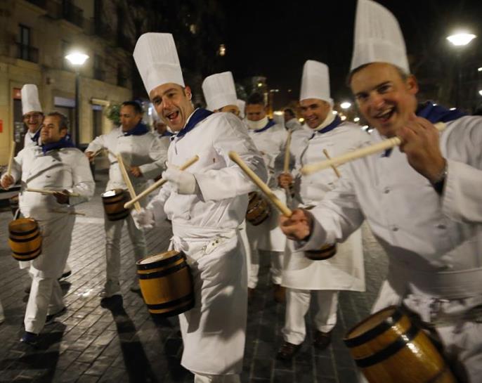 Bandera igoerara bertaratu ziren parte-hartzaileak. EFE