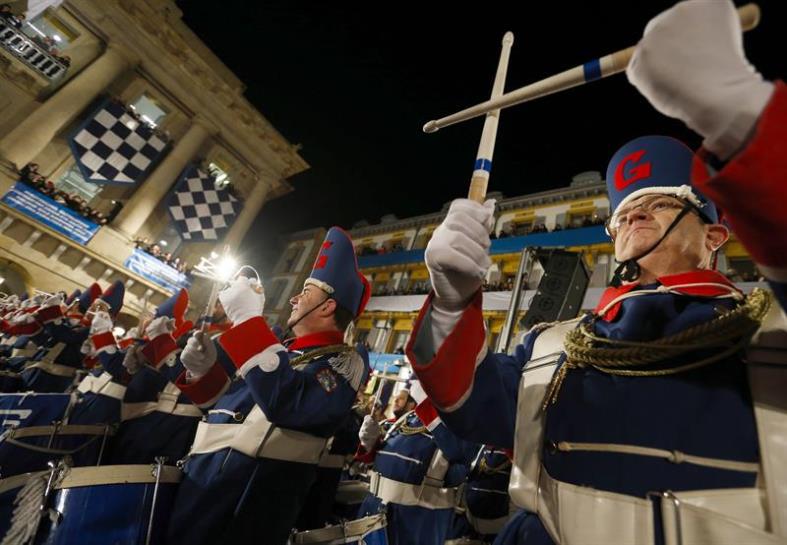 Bandera igoerara bertaratu ziren parte-hartzaileak. EFE