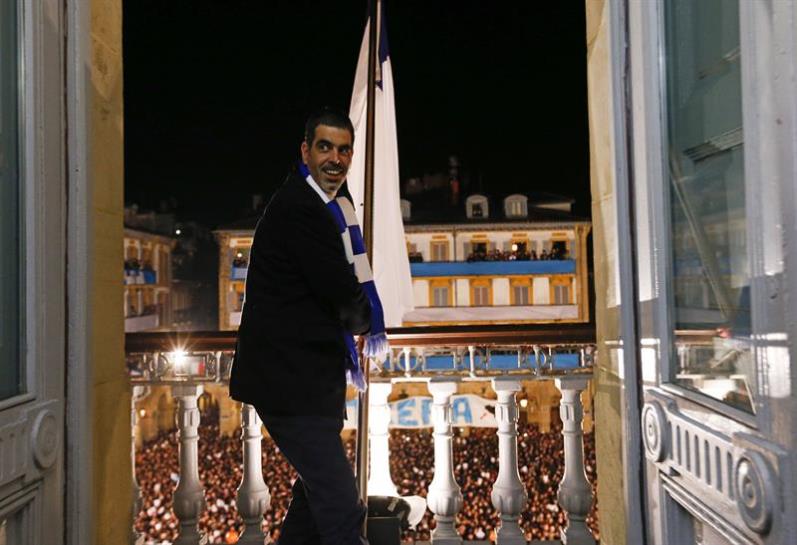 Eneko Goia Donostiako alkatea Konstituzio plazako balkoi batean. EFE