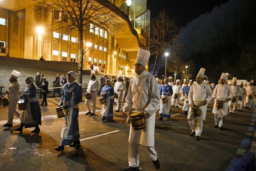Danborradek Anoeta inguruak girotu zituzten Realaren eta Bartzelonaren arteko partidaren aurretik. EFE