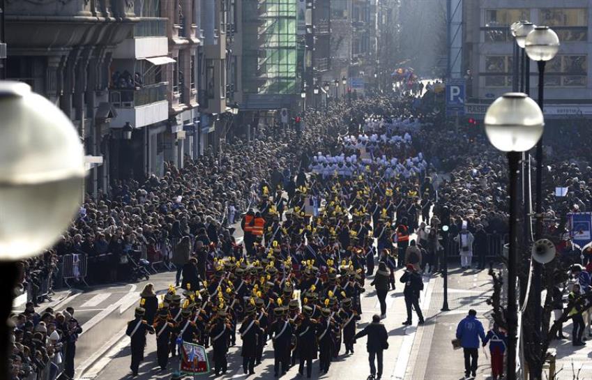 Milaka umek hartu dute parte haur danborradan. EFE