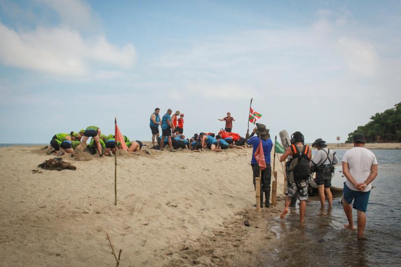 Los participantes desenterrando los cofres en el juego de inmunidad