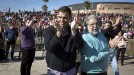 Pedro Sánchez vuelve arropado por cerca de un millar de personas