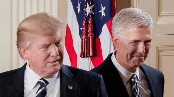 Neil Gorsuch epailea eta Donald Trump. Argazkia: EFE