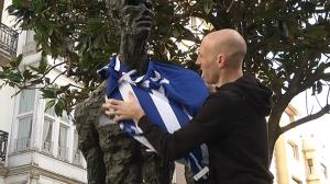 Toquero viste a El Caminante con la camiseta del Alavés