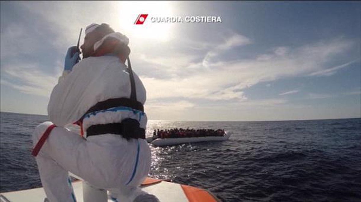Un miembro de la Guardia Costiera italiana, en un rescate anterior. Foto: EiTB