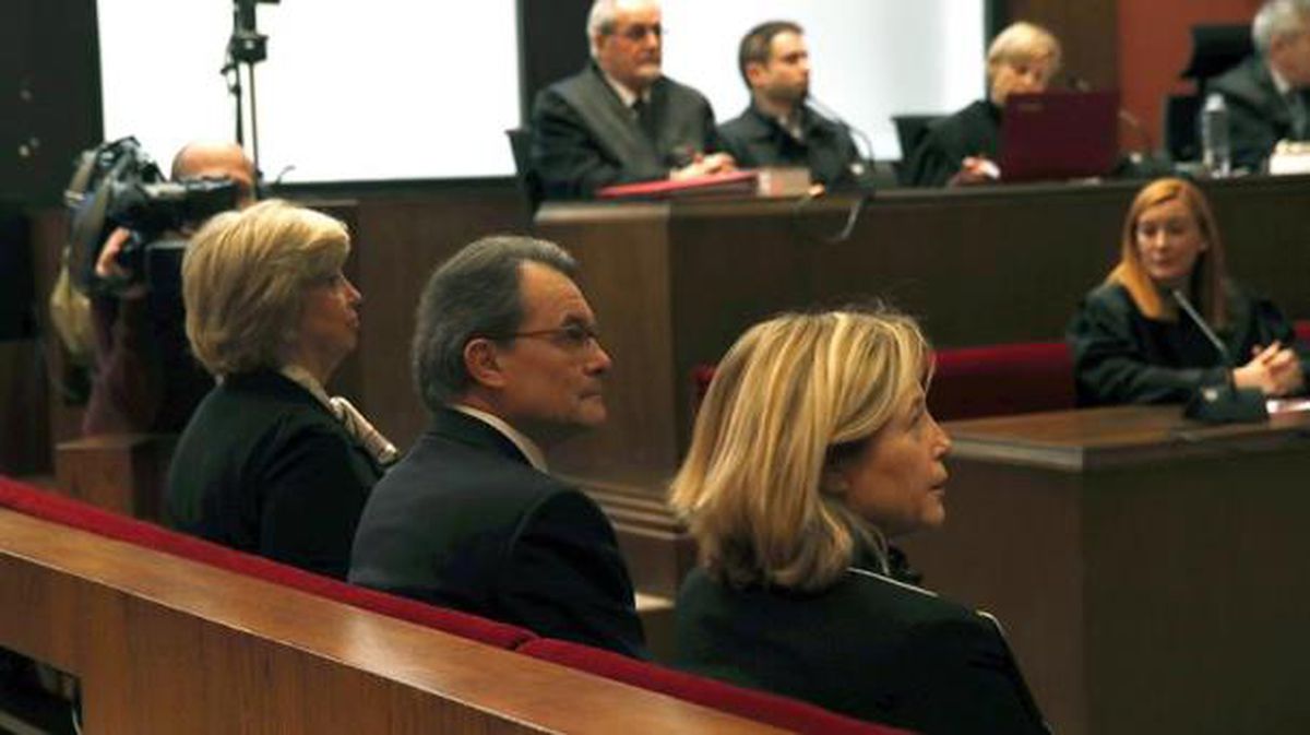 Artur Mas, Joana Ortega e Irene Rigau en el banquillo de los acusados. Foto: EFE