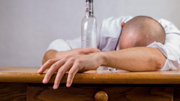 'Alkoholismoa oso gaitz 'demokratikoa' da: edozein harrapa dezake'