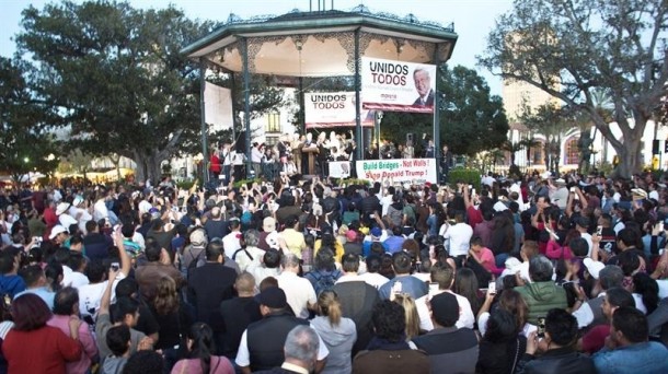 Miles de personas se manifiestan contra Trump y Peña Nieto. EFE