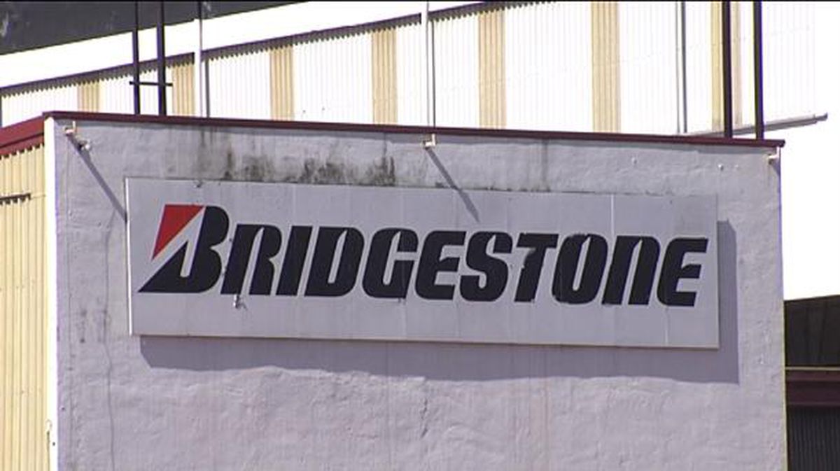 Captura de pantalla de un vídeo de ETB sobre la planta de Bridgestone en Basauri (Bizkaia). 
