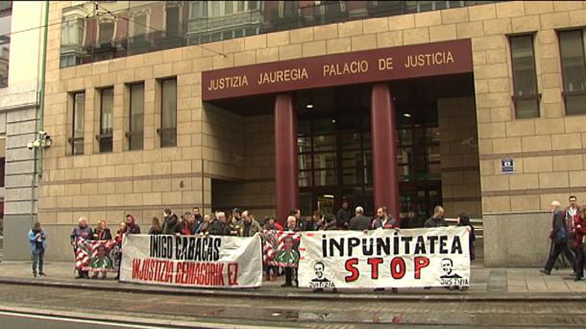 Concentración para denunciar la impunidad de los responsables del caso Cabacas. Foto: Archivo EiTB