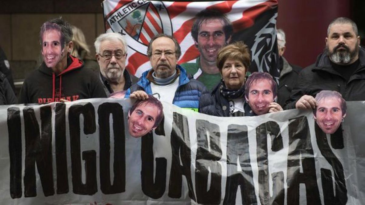 Concentración de familiares y amigos de Iñigo Cabacas, en Bilbao. EFE. 