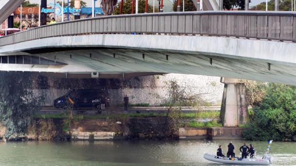 Urpekariek bost egun eman dituzte Guadalquivir ibaian. Argazkia: EFE