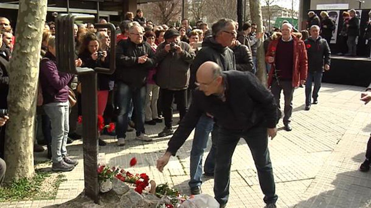 Ofrenda floral frente al monolíto en honor a las víctimas de la masacre. EiTB