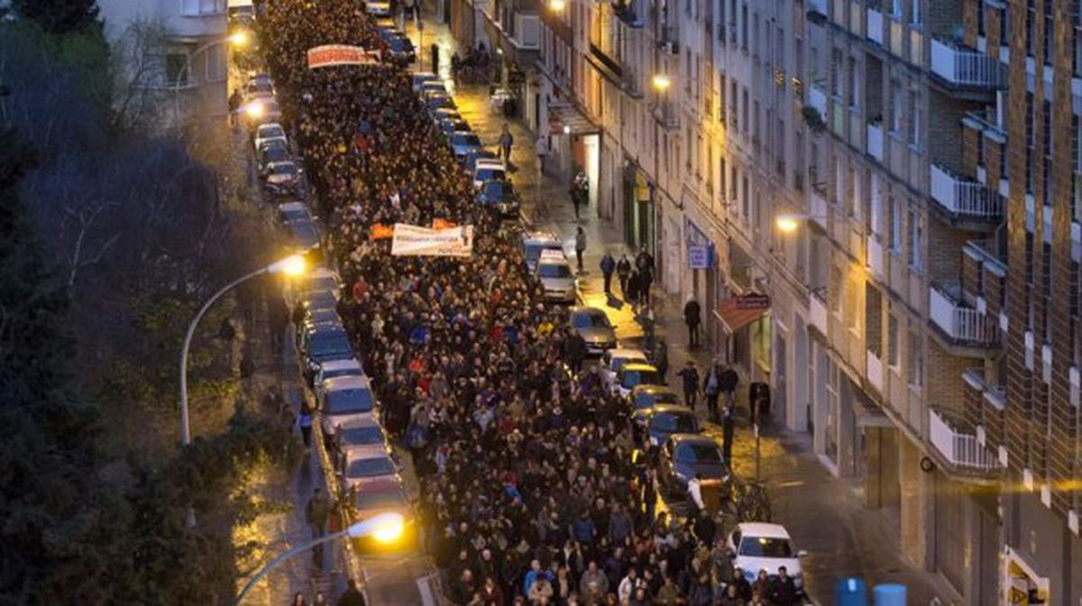 Miles de personas exigieron el 3 de marzo en Vitoria justicia por la masacre. Foto: EFE