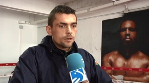 Andoni Gago cede por KO técnico ante el campeón del mundo