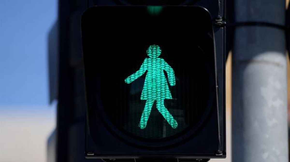 Un semáforo muestra una mujer en verde en vez de un hombre.