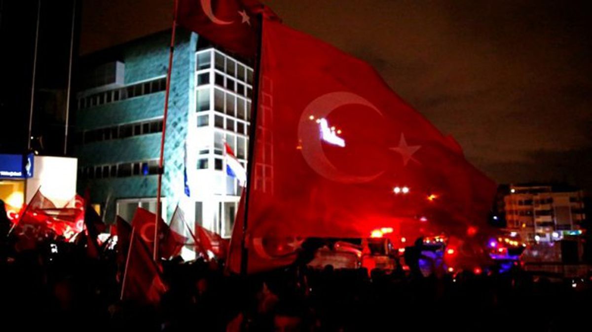 Protestas en Rotterdam tras impedir Holanda la entrada de los ministros turcos. EFE