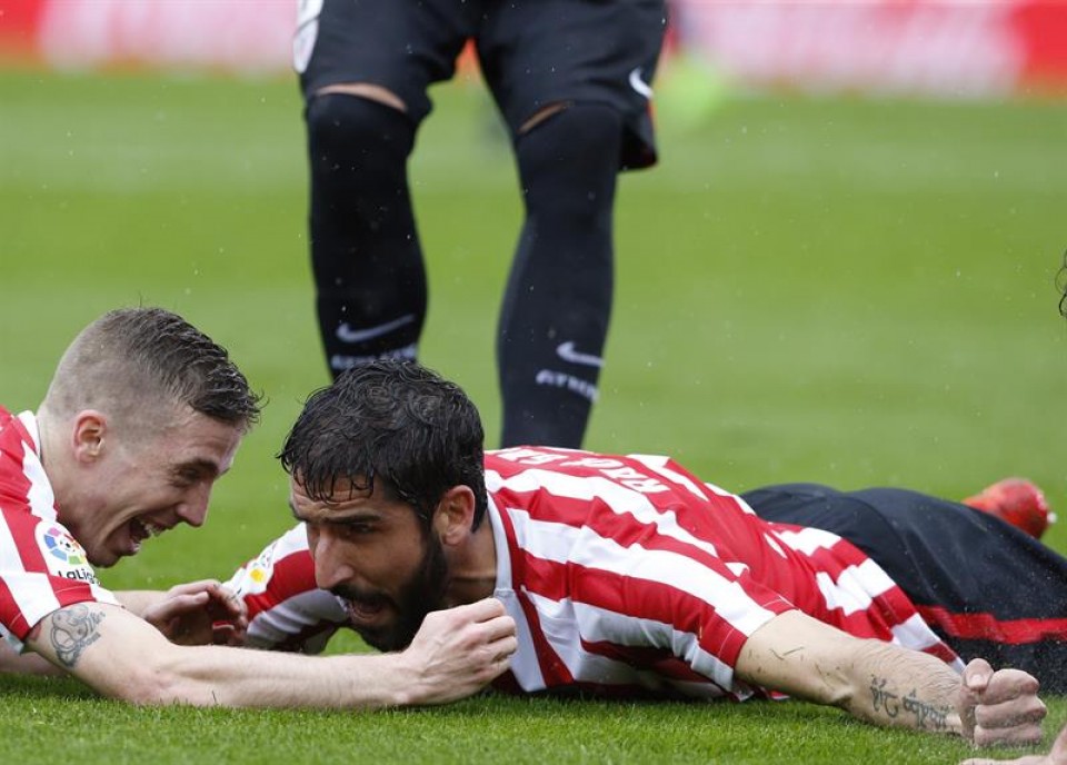 Muniain eta  Raul Garcia, gola ospatzen