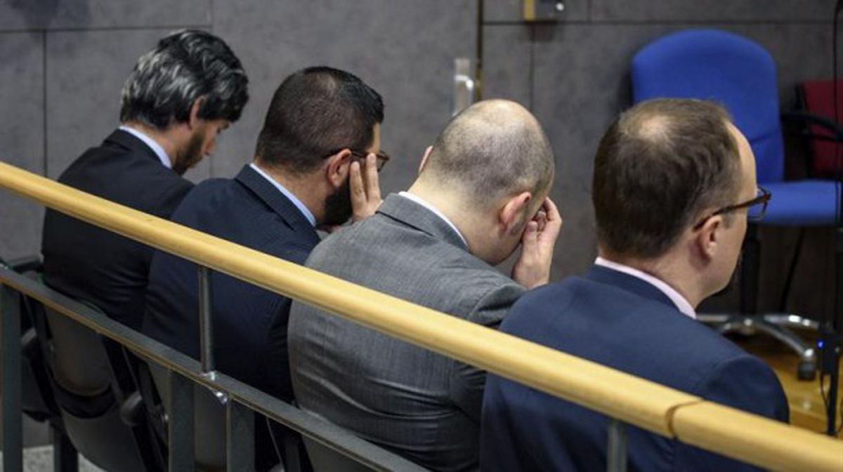 Los cuatro guardias civiles, en el banquillo de los acusados. Foto: EFE